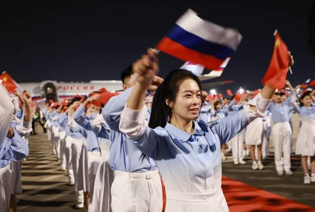 China Russia 9168991 19.05.2026 Young people attend a welcome ceremony for Russian President Vladimir Putin upon his arrival at Beijing Capital International Airport, China. Putin is paying an official visit to China on May 19-20 at the invitation of Chinese President Xi Jinping. Vladimir Smirnov Sputnik Beijing China  Copyright: xVladimirxSmirnovx