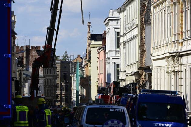 Einsatzkräfte des Technischen Hilfswerks (THW) tragen den Schuttberg des eingestürzten Wohnhauses in der Innenstadt ab. Das Haus aus der Gründerzeit war am Vorabend eingestürzt, Retter suchen noch nach Vermissten. Als Ursache wird eine Gasexplosion vermutet. Görlitz, James-von-Moltke-Straße, 19.05.2026 Copyright: xMatthiasxWehnertx