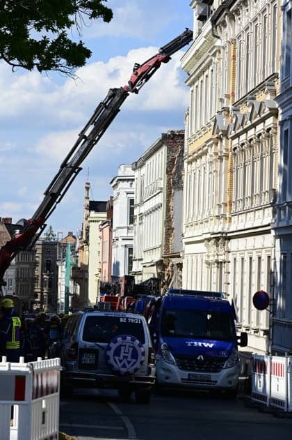 Einsatzkräfte des Technischen Hilfswerks (THW) tragen den Schuttberg des eingestürzten Wohnhauses in der Innenstadt ab. Das Haus aus der Gründerzeit war am Vorabend eingestürzt, Retter suchen noch nach Vermissten. Als Ursache wird eine Gasexplosion vermutet. Görlitz, James-von-Moltke-Straße, 19.05.2026 Copyright: xMatthiasxWehnertx