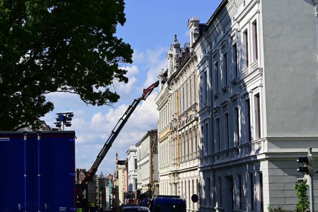 Einsatzkräfte des Technischen Hilfswerks (THW) tragen den Schuttberg des eingestürzten Wohnhauses in der Innenstadt ab. Das Haus aus der Gründerzeit war am Vorabend eingestürzt, Retter suchen noch nach Vermissten. Als Ursache wird eine Gasexplosion vermutet. Görlitz, James-von-Moltke-Straße, 19.05.2026 Copyright: xMatthiasxWehnertx