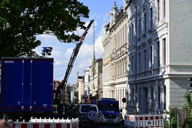 Einsatzkräfte des Technischen Hilfswerks (THW) tragen den Schuttberg des eingestürzten Wohnhauses in der Innenstadt ab. Das Haus aus der Gründerzeit war am Vorabend eingestürzt, Retter suchen noch nach Vermissten. Als Ursache wird eine Gasexplosion vermutet. Görlitz, James-von-Moltke-Straße, 19.05.2026 Copyright: xMatthiasxWehnertx