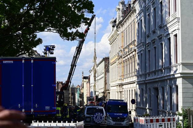 Einsatzkräfte des Technischen Hilfswerks (THW) tragen den Schuttberg des eingestürzten Wohnhauses in der Innenstadt ab. Das Haus aus der Gründerzeit war am Vorabend eingestürzt, Retter suchen noch nach Vermissten. Als Ursache wird eine Gasexplosion vermutet. Görlitz, James-von-Moltke-Straße, 19.05.2026 Copyright: xMatthiasxWehnertx