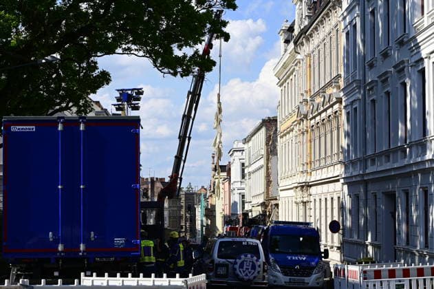 Einsatzkräfte des Technischen Hilfswerks (THW) tragen den Schuttberg des eingestürzten Wohnhauses in der Innenstadt ab. Das Haus aus der Gründerzeit war am Vorabend eingestürzt, Retter suchen noch nach Vermissten. Als Ursache wird eine Gasexplosion vermutet. Görlitz, James-von-Moltke-Straße, 19.05.2026 Copyright: xMatthiasxWehnertx