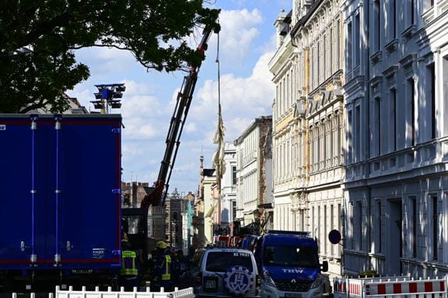 Einsatzkräfte des Technischen Hilfswerks (THW) tragen den Schuttberg des eingestürzten Wohnhauses in der Innenstadt ab. Das Haus aus der Gründerzeit war am Vorabend eingestürzt, Retter suchen noch nach Vermissten. Als Ursache wird eine Gasexplosion vermutet. Görlitz, James-von-Moltke-Straße, 19.05.2026 Copyright: xMatthiasxWehnertx