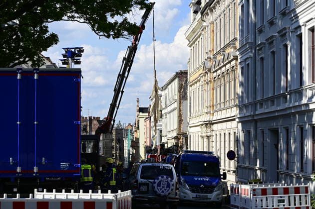 Einsatzkräfte des Technischen Hilfswerks (THW) tragen den Schuttberg des eingestürzten Wohnhauses in der Innenstadt ab. Das Haus aus der Gründerzeit war am Vorabend eingestürzt, Retter suchen noch nach Vermissten. Als Ursache wird eine Gasexplosion vermutet. Görlitz, James-von-Moltke-Straße, 19.05.2026 Copyright: xMatthiasxWehnertx