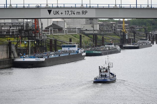 Das Boot Germanus der Hafenverwaltung Duisport faehrt in den Duisburger Oelhafen, im Hintergrund liegen Tankschiffe am Anleger, Duisburger Hafen, Duisport, am 19.05.2026 in Duisburg Deutschland.