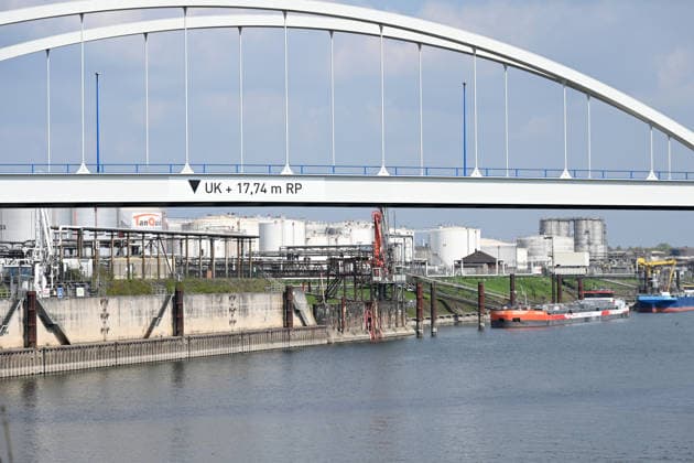 Blick in den Duisburger Oelhafen, im Hintergrund liegen Tankschiffe am Anleger, Oeltanks, Tanks, Duisburger Hafen, Duisport, am 19.05.2026 in Duisburg Deutschland.