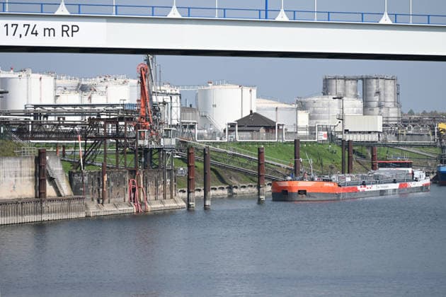 Blick in den Duisburger Oelhafen, im Hintergrund liegen Tankschiffe am Anleger, Oeltanks, Tanks, Duisburger Hafen, Duisport, am 19.05.2026 in Duisburg Deutschland.