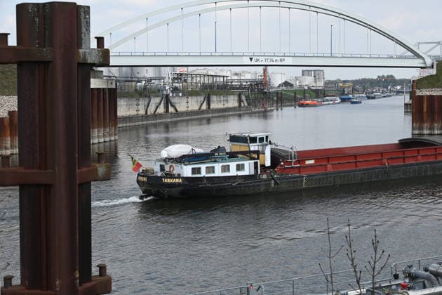 Blick in den Duisburger Oelhafen, im Hintergrund liegen Tankschiffe am Anleger, Oeltanks, Tanks, Duisburger Hafen, Duisport, am 19.05.2026 in Duisburg Deutschland.