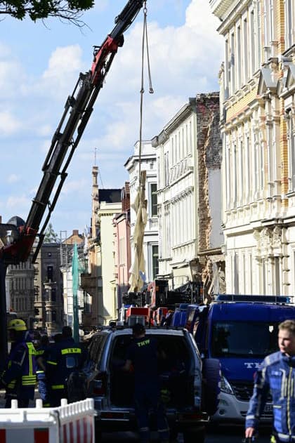 Einsatzkräfte des Technischen Hilfswerks (THW) tragen den Schuttberg des eingestürzten Wohnhauses in der Innenstadt ab. Das Haus aus der Gründerzeit war am Vorabend eingestürzt, Retter suchen noch nach Vermissten. Als Ursache wird eine Gasexplosion vermutet. Görlitz, James-von-Moltke-Straße, 19.05.2026 Copyright: xMatthiasxWehnertx