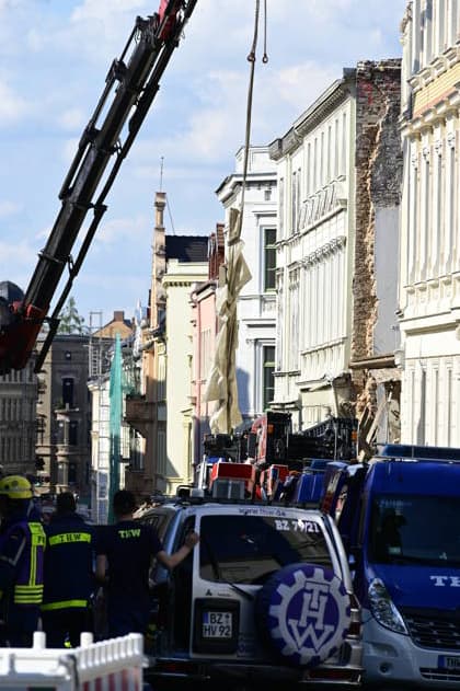 Einsatzkräfte des Technischen Hilfswerks (THW) tragen den Schuttberg des eingestürzten Wohnhauses in der Innenstadt ab. Das Haus aus der Gründerzeit war am Vorabend eingestürzt, Retter suchen noch nach Vermissten. Als Ursache wird eine Gasexplosion vermutet. Görlitz, James-von-Moltke-Straße, 19.05.2026 Copyright: xMatthiasxWehnertx