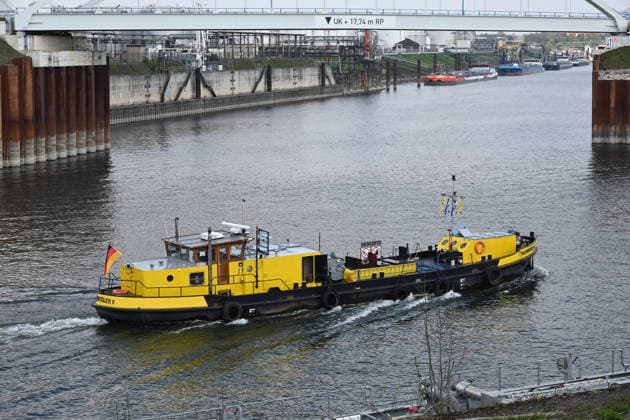 Das Entsorgungsschiff BILGENTOELER 9 faehrt durch den Duisburger Hafen, Duisport, am 19.05.2026 in Duisburg Deutschland.