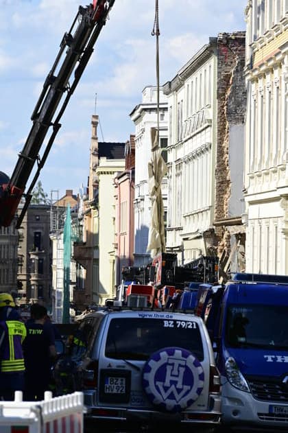 Einsatzkräfte des Technischen Hilfswerks (THW) tragen den Schuttberg des eingestürzten Wohnhauses in der Innenstadt ab. Das Haus aus der Gründerzeit war am Vorabend eingestürzt, Retter suchen noch nach Vermissten. Als Ursache wird eine Gasexplosion vermutet. Görlitz, James-von-Moltke-Straße, 19.05.2026 Copyright: xMatthiasxWehnertx