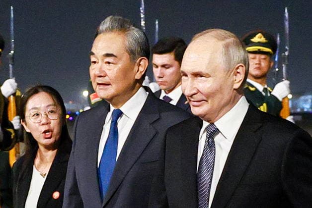 CHINA, BEIJING - MAY 19, 2026: China s Minister of Foreign Affairs Wang Yi (L front) and Russia s President Vladimir Putin (R front) during a ceremony marking Putin s arrival at Beijing Capital International Airport (Shoudu). Russian President Putin s official visit to China coincides with the 25th anniversary of the Treaty of Good-Neighbourliness and Friendly Cooperation Between the People s Republic of China and the Russian Federation, which was signed on 16 July, 2001 Beijing China  - ZUMAt113 20260519_zaa_t113_555 Copyright: xVladimirxSmirnovx