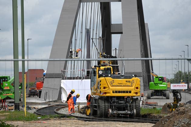 Bauarbeiten an der Bruecke uber die Ruhr und den Rhein-Herne-Kanal, Ruhrorter Strasse, Bagger, Bauarbeiter, am 19.05.2026 in Duisburg Deutschland.