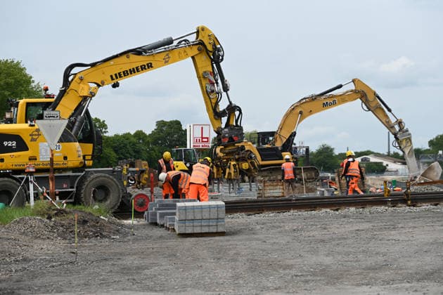 Bauarbeiten an der Bruecke uber die Ruhr und den Rhein-Herne-Kanal, Ruhrorter Strasse, Bagger, Bauarbeiter, am 19.05.2026 in Duisburg Deutschland.