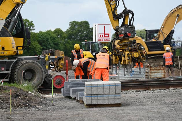 Bauarbeiten an der Bruecke uber die Ruhr und den Rhein-Herne-Kanal, Ruhrorter Strasse, Bagger, Bauarbeiter, am 19.05.2026 in Duisburg Deutschland.