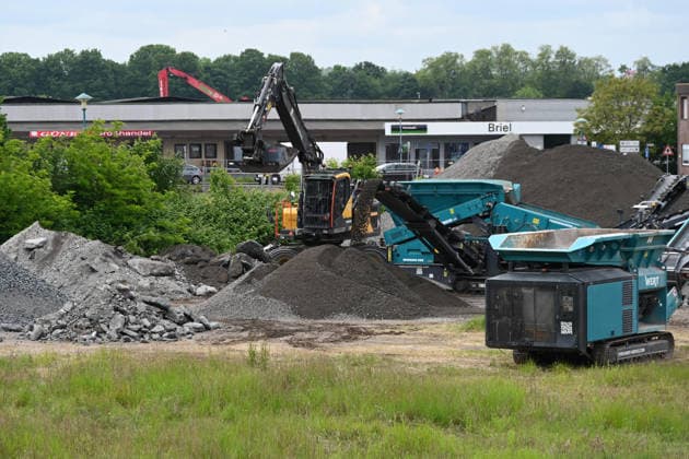 Bauarbeiter zerkleinern Bauschutt, Abbruchmaterial, mit einem Brecher, Recyling, Bagger, Radlader, am 19.05.2026 in Duisburg Deutschland.