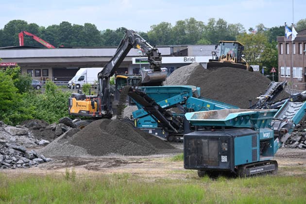 Bauarbeiter zerkleinern Bauschutt, Abbruchmaterial, mit einem Brecher, Recyling, Bagger, Radlader, am 19.05.2026 in Duisburg Deutschland.
