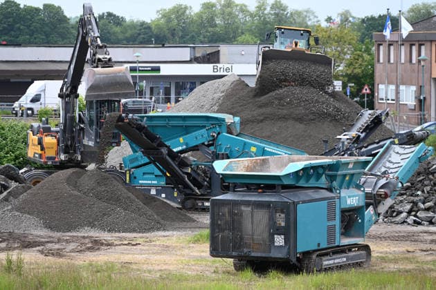 Bauarbeiter zerkleinern Bauschutt, Abbruchmaterial, mit einem Brecher, Recyling, Bagger, Radlader, am 19.05.2026 in Duisburg Deutschland.