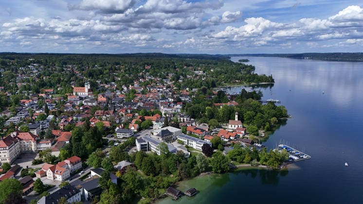 Ein Frühsommertag bei Tutzing (Landkreis Starnberg). Hier der Blick auf die Ortschaft mit der Pfarrkirche St.Joseph (mitte links) der Alten Kirche am See und den Starnberger See, Blickrichtung Norden ,wandern, spazieren, Radfahren, Ausblick, Naherholung, Münchner Umland, Wetterbild, Ausflugswetter