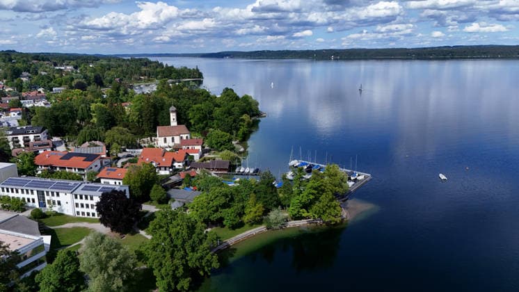 Ein Frühsommertag bei Tutzing (Landkreis Starnberg). Hier der Blick auf die Ortschaft und der Alten Kirche am See, den Starnberger See, Blickrichtung Norden ,wandern, spazieren, Radfahren, Ausblick, Naherholung, Münchner Umland, Wetterbild, Ausflugswetter