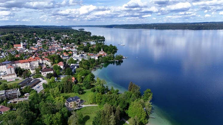 Ein Frühsommertag bei Tutzing (Landkreis Starnberg). Hier der Blick auf die Ortschaft mit der Pfarrkirche St.Joseph (mitte links) der Alten Kirche am See und den Starnberger See, Blickrichtung Norden ,wandern, spazieren, Radfahren, Ausblick, Naherholung, Münchner Umland, Wetterbild, Ausflugswetter