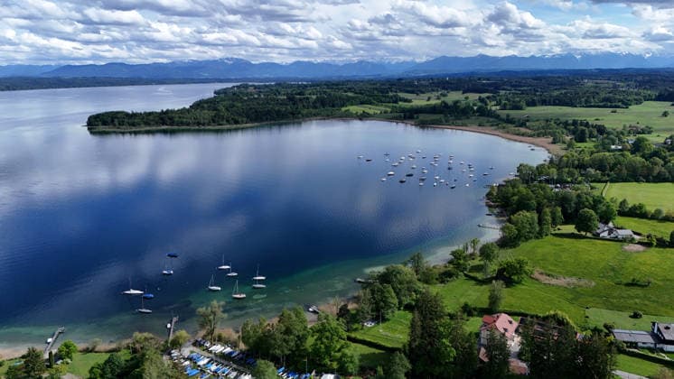 Ein Frühsommertag bei Tutzing (Landkreis Starnberg). Hier der Blick auf den Starnberger See mit dem Karpfenwinkel am Horizont die Alpenkette ,wandern, spazieren, Radfahren, Ausblick, Naherholung, Münchner Umland, Wetterbild, Ausflugswetter