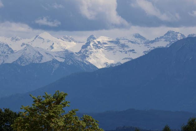 Ein Frühsommertag bei Tutzing (Landkreis Starnberg). Hier der Blick von der Ilkahöhe auf das verschneite Karwendel Gebirge ua. mit der Soiernspitze
