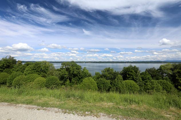 Ein Frühsommertag bei Tutzing (Landkreis Starnberg). Hier der Blick vom Johannishügel im Kustermannpark auf den Starnberger See ,wandern, spazieren, Radfahren, Ausblick, Naherholung, Münchner Umland, Wetterbild, Ausflugswetter