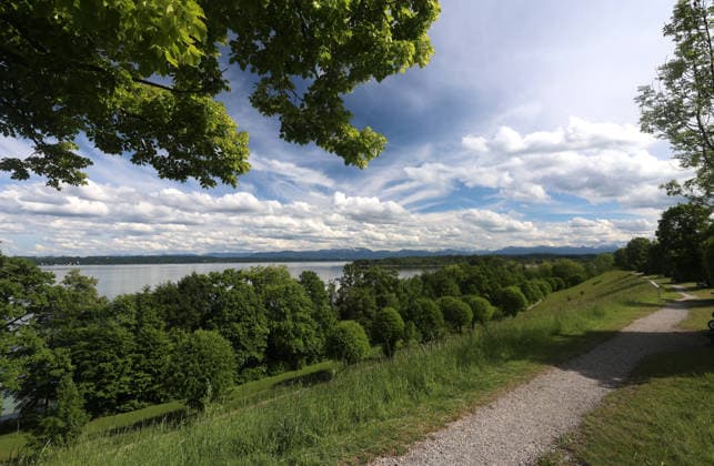 Ein Frühsommertag bei Tutzing (Landkreis Starnberg). Hier der Blick vom Johannishügel im Kustermannpark auf den Starnberger See und die Alpenkette im Hintergrund, wandern, spazieren, Radfahren, Ausblick, Naherholung, Münchner Umland, Wetterbild, Ausflugswetter