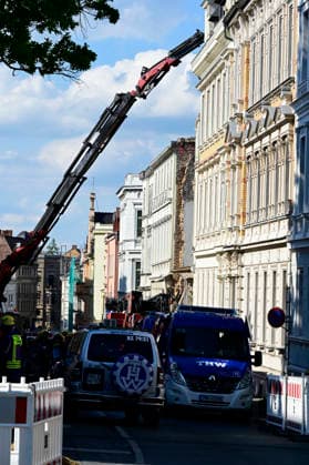 Einsatzkräfte des Technischen Hilfswerks (THW) tragen den Schuttberg des eingestürzten Wohnhauses in der Innenstadt ab. Das Haus aus der Gründerzeit war am Vorabend eingestürzt, Retter suchen noch nach Vermissten. Als Ursache wird eine Gasexplosion vermutet. Görlitz, James-von-Moltke-Straße, 19.05.2026