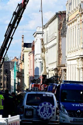 Einsatzkräfte des Technischen Hilfswerks (THW) tragen den Schuttberg des eingestürzten Wohnhauses in der Innenstadt ab. Das Haus aus der Gründerzeit war am Vorabend eingestürzt, Retter suchen noch nach Vermissten. Als Ursache wird eine Gasexplosion vermutet. Görlitz, James-von-Moltke-Straße, 19.05.2026