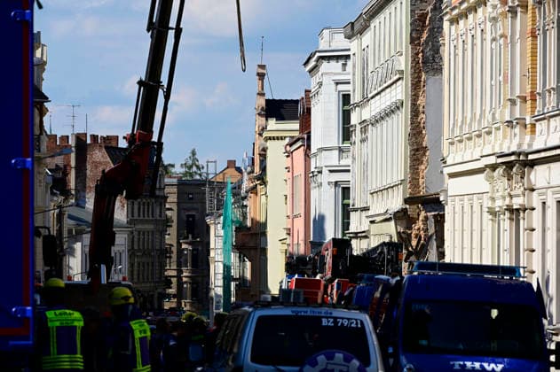 Einsatzkräfte des Technischen Hilfswerks (THW) tragen den Schuttberg des eingestürzten Wohnhauses in der Innenstadt ab. Das Haus aus der Gründerzeit war am Vorabend eingestürzt, Retter suchen noch nach Vermissten. Als Ursache wird eine Gasexplosion vermutet. Görlitz, James-von-Moltke-Straße, 19.05.2026