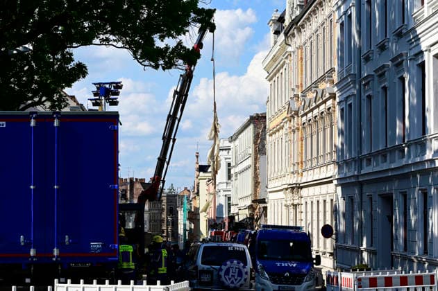 Einsatzkräfte des Technischen Hilfswerks (THW) tragen den Schuttberg des eingestürzten Wohnhauses in der Innenstadt ab. Das Haus aus der Gründerzeit war am Vorabend eingestürzt, Retter suchen noch nach Vermissten. Als Ursache wird eine Gasexplosion vermutet. Görlitz, James-von-Moltke-Straße, 19.05.2026