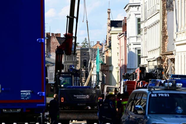 Einsatzkräfte des Technischen Hilfswerks (THW) tragen den Schuttberg des eingestürzten Wohnhauses in der Innenstadt ab. Das Haus aus der Gründerzeit war am Vorabend eingestürzt, Retter suchen noch nach Vermissten. Als Ursache wird eine Gasexplosion vermutet. Görlitz, James-von-Moltke-Straße, 19.05.2026