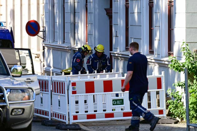 Einsatzkräfte des Technischen Hilfswerks (THW) tragen den Schuttberg des eingestürzten Wohnhauses in der Innenstadt ab. Das Haus aus der Gründerzeit war am Vorabend eingestürzt, Retter suchen noch nach Vermissten. Als Ursache wird eine Gasexplosion vermutet. Görlitz, James-von-Moltke-Straße, 19.05.2026