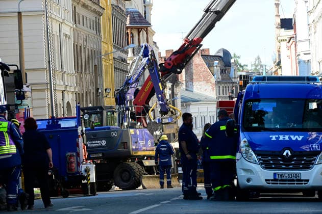 Einsatzkräfte des Technischen Hilfswerks (THW) tragen den Schuttberg des eingestürzten Wohnhauses in der Innenstadt ab. Das Haus aus der Gründerzeit war am Vorabend eingestürzt, Retter suchen noch nach Vermissten. Als Ursache wird eine Gasexplosion vermutet. Görlitz, James-von-Moltke-Straße, 19.05.2026