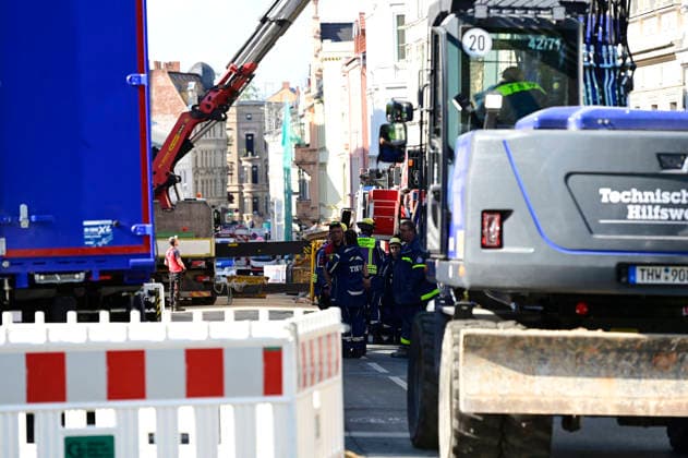 Einsatzkräfte des Technischen Hilfswerks (THW) tragen den Schuttberg des eingestürzten Wohnhauses in der Innenstadt ab. Das Haus aus der Gründerzeit war am Vorabend eingestürzt, Retter suchen noch nach Vermissten. Als Ursache wird eine Gasexplosion vermutet. Görlitz, James-von-Moltke-Straße, 19.05.2026