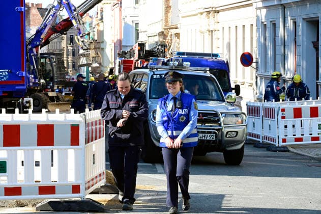 Einsatzkräfte des Technischen Hilfswerks (THW) tragen den Schuttberg des eingestürzten Wohnhauses in der Innenstadt ab. Das Haus aus der Gründerzeit war am Vorabend eingestürzt, Retter suchen noch nach Vermissten. Als Ursache wird eine Gasexplosion vermutet. Görlitz, James-von-Moltke-Straße, 19.05.2026
