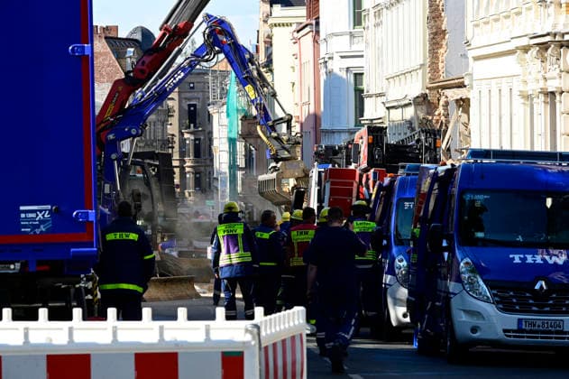 Einsatzkräfte des Technischen Hilfswerks (THW) tragen den Schuttberg des eingestürzten Wohnhauses in der Innenstadt ab. Das Haus aus der Gründerzeit war am Vorabend eingestürzt, Retter suchen noch nach Vermissten. Als Ursache wird eine Gasexplosion vermutet. Görlitz, James-von-Moltke-Straße, 19.05.2026