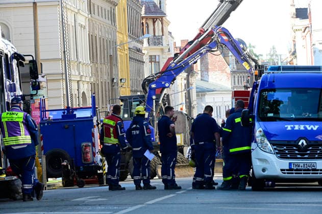 Einsatzkräfte des Technischen Hilfswerks (THW) tragen den Schuttberg des eingestürzten Wohnhauses in der Innenstadt ab. Das Haus aus der Gründerzeit war am Vorabend eingestürzt, Retter suchen noch nach Vermissten. Als Ursache wird eine Gasexplosion vermutet. Görlitz, James-von-Moltke-Straße, 19.05.2026