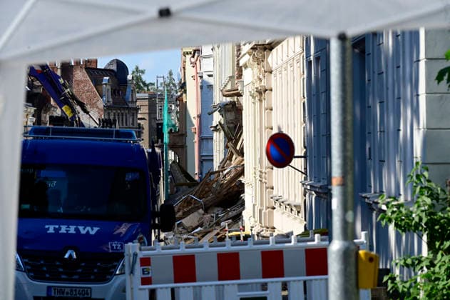 Einsatzkräfte des Technischen Hilfswerks (THW) tragen den Schuttberg des eingestürzten Wohnhauses in der Innenstadt ab. Das Haus aus der Gründerzeit war am Vorabend eingestürzt, Retter suchen noch nach Vermissten. Als Ursache wird eine Gasexplosion vermutet. Görlitz, James-von-Moltke-Straße, 19.05.2026
