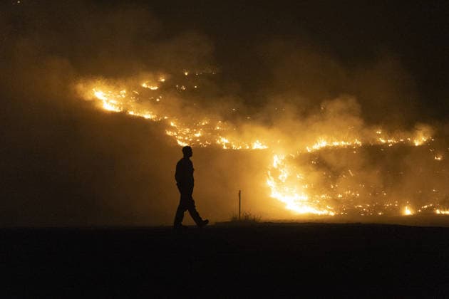 California wildfire burns over 1,300 acres, thousands evacuated SIMI VALLEY, CALIFORNIA, UNITED STATES - MAY 18: A firefighter walks by the flames during the Sandy Fire in Simi Valley, California, United States, on May 18, 2026. A wildfire in the U.S. state of California has scorched more than 1,300 acres (nearly 526 hectares) of land, prompting the evacuation of thousands of people. The Sandy Fire broke out on Monday morning in the hills above Simi Valley, located roughly 30 miles (48 kilometers) northwest of Los Angeles, according to a statement released by California Governor Gavin Newsom’s Office. Myraneli Fabian Anadolu California United States. Editorial use only. Please get in touch for any other usage.  Copyright: x2026xAnadoluxMyranelixFabianx
