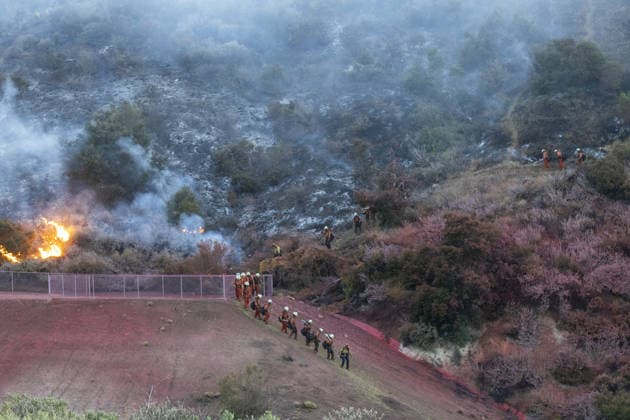 California wildfire burns over 1,300 acres, thousands evacuated SIMI VALLEY, CALIFORNIA, UNITED STATES - MAY 18: Los Angeles County firefighters descend a hillside during the Sandy Fire in Simi Valley, California, United States, on May 18, 2026. A wildfire in the U.S. state of California has scorched more than 1,300 acres (nearly 526 hectares) of land, prompting the evacuation of thousands of people. The Sandy Fire broke out on Monday morning in the hills above Simi Valley, located roughly 30 miles (48 kilometers) northwest of Los Angeles, according to a statement released by California Governor Gavin Newsom’s Office. Myraneli Fabian Anadolu California United States. Editorial use only. Please get in touch for any other usage.  Copyright: x2026xAnadoluxMyranelixFabianx