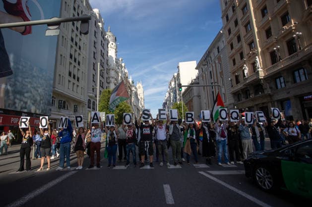 May 19, 2026, Madrid, Spain: Protesters block Gran Via street with a message on cardboard signs that reads: Break the blockade during the rally. A second day of emergency demonstrations in the center of Madrid against the disruption and detention of ships belonging to the Global Sumud Flotilla. The Israeli army has continued to intercept ships from the flotilla that were heading to Gaza with humanitarian aid from various countries. Madrid Spain - ZUMAs197 20260519_aaa_s197_277 Copyright: xDavidxCanalesx