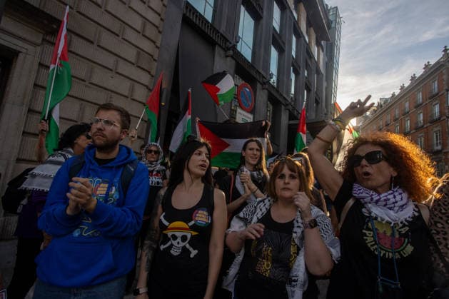 May 19, 2026, Madrid, Spain: Protesters chant slogans during a demonstration. A second day of emergency demonstrations in the center of Madrid against the disruption and detention of ships belonging to the Global Sumud Flotilla. The Israeli army has continued to intercept ships from the flotilla that were heading to Gaza with humanitarian aid from various countries. Madrid Spain  - ZUMAs197 20260519_aaa_s197_268 Copyright: xDavidxCanalesx