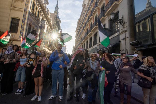 May 19, 2026, Madrid, Spain: Protesters hold Palestinian flags during a demonstration. A second day of emergency demonstrations in the center of Madrid against the disruption and detention of ships belonging to the Global Sumud Flotilla. The Israeli army has continued to intercept ships from the flotilla that were heading to Gaza with humanitarian aid from various countries. Madrid Spain - ZUMAs197 20260519_aaa_s197_272 Copyright: xDavidxCanalesx
