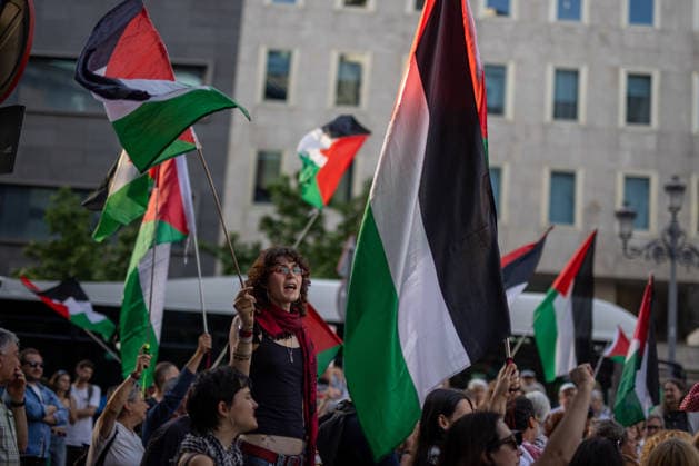 May 19, 2026, Madrid, Spain: Protesters hold Palestinian flags during a demonstration. A second day of emergency demonstrations in the center of Madrid against the disruption and detention of ships belonging to the Global Sumud Flotilla. The Israeli army has continued to intercept ships from the flotilla that were heading to Gaza with humanitarian aid from various countries. Madrid Spain  - ZUMAs197 20260519_aaa_s197_275 Copyright: xDavidxCanalesx