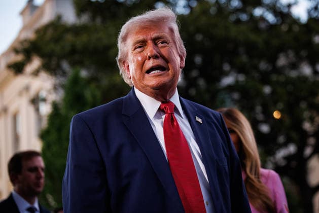 May 19, 2026, Washington, District Of Columbia, USA: United States President Donald J Trump turns to photographers in the press pool after greeting guests during the Congressional Picnic on the South Lawn of the White House in Washington, DC, USA, on May 19, 2026 Washington USA - ZUMAs152 20260519_faa_s152_107 Copyright: xSamuelxCorumx-xPoolxviaxCNPx